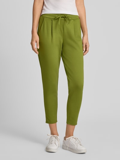 Frauenmodel trägt Slim Fit Hose mit Viskose-Anteil Modell 'KATE' von ICHI in Grün, elastischer Bund, Verkürzte Passform, Ganzkörperansicht von vorne.