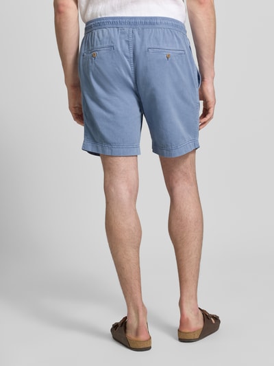 Männermodel trägt Regular Fit Shorts mit elastischem Bund Modell 'SUNFADED' von Gant aus Reine Baumwolle, Hellblau, Ganzkörperansicht Rückansicht. Herren Shorts mit Tunnelzug, Bundweite 43 cm, Innenbeinlänge 15 cm bei Größe M.