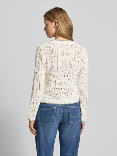 Vrouwenmodel draagt Regular Fit gebreide pullover uit puur katoen model 'KAS' van Pepe Jeans met labelapplicatie, tricotlook, lange mouwen, ronde hals, wit met reliëfpatroon, materiaalverwerking knitwear, model in jeans, volledige lichaamsaanzicht achterkant.