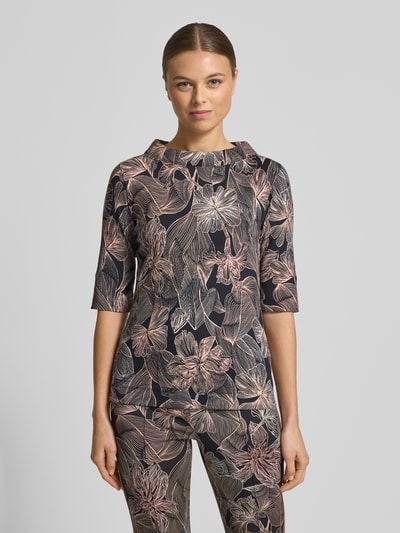 Frauenmodel trägt T-Shirt mit Stehkragen von Marc Cain im Blumenmuster, Baumwoll-Elasthan-Mix, Slim-Fit, 1/2-Ärmel, Rückenlänge 54 cm, Ganzkörperansicht von vorne.
