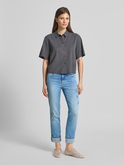 Frauenmodel trägt Jeans in verkürzter Passform mit Stitchings Modell 'CIRA BOHO' von Angels, Baumwoll-Mix, hellblaue Waschung, Ganzkörperansicht von vorne.