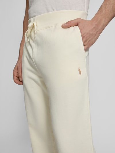 Mannenmodel draagt Regular Fit Sweatpants uit puur katoen van Polo Ralph Lauren, look: effen kleuren, logostitching, tunnelkoord, boord, steekzakken aan de zijkant, achterzak, materiaalverwerking: sweat, detailopname bovenbeen.