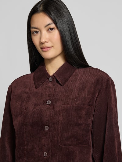 Frauenmodel trägt Regular Fit Cordbluse mit Stretch-Anteil von someday, elastischer Material-Mix, Hemdblusenkragen, Knopfleiste, Brusttasche, Nahaufnahme Oberkörper.