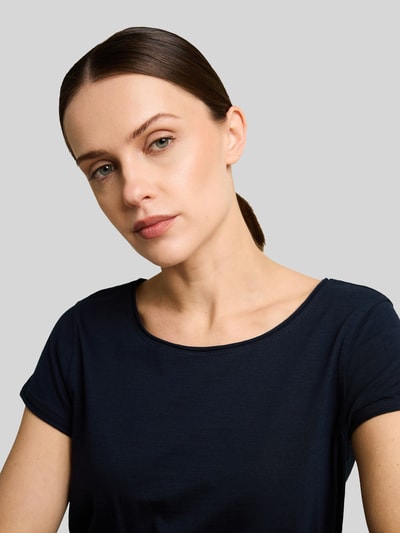 Vrouwenmodel draagt Relaxed Fit T-Shirt uit zuiver katoen van Tom Tailor, effen donkerblauw, ronde hals, korte mouw, close-up bovenlichaam.