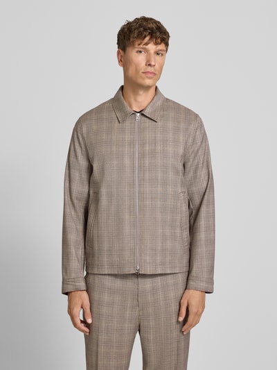 Männermodel draagt Blouson met tweewegsrits model 'BARNABY' van Tiger Of Sweden van pure scheerwol in straight fit, kentkraag, recht vooraanzicht, mediumbruine ruitstructuur, gladde textuur, context: ruglengte 67 cm, schouderbreedte 39 cm, borstwijdte 52 cm, mouwlengte 66 cm. Ganzebodyaanzicht van voren.