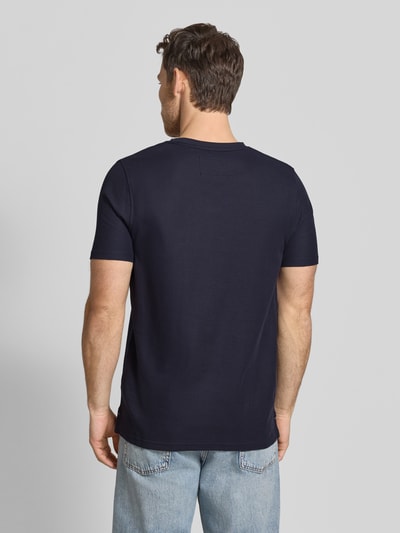 Männermodel trägt Regular Fit T-shirt mit gestikt logo van Fynch-Hatton, puur katoen, ronde hals, ruglengte maat M 68 cm, Ganzkörperansicht Rückansicht.