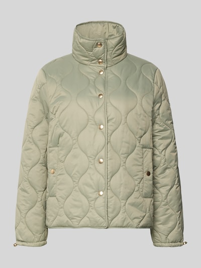 Produktfoto, Regular Fit Jacke mit gefüttertem Stehkragen od Christian Berg Woman Selection, pikowana faktura, jasna zieleń, złote guziki, kieszenie, krój regular fit, długość tyłu w rozmiarze 36: 62 cm, szerokość ramion w rozmiarze 36: 41 cm, szerokość klatki piersiowej w rozmiarze 36: 52 cm, długość rękawa w rozmiarze 36: 62 cm