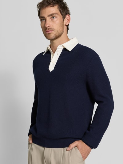 Männermodel trägt Regular Fit Pullover aus Baumwoll-Woll-Mix von GANT in Dunkelblau, weiße Kragenpartie, Ganzkörperansicht von vorne, Herren Pullover von GANT.