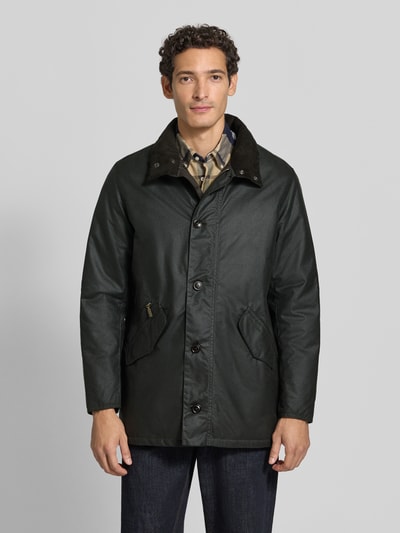 Männermodel trägt Regular Fit Parka aus reiner Baumwolle von Barbour in dunklem Grün, matte Textur, Ganzkörperansicht von vorne. Herren Parka