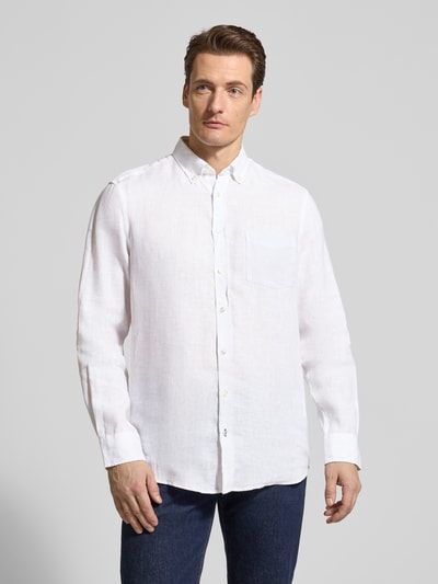Männermodel trägt Slim Fit Leinenhemd mit Brusttasche von Christian Berg Men, weiß, Button-Down-Kragen, Knopfleiste, Ganzkörperansicht von vorne.