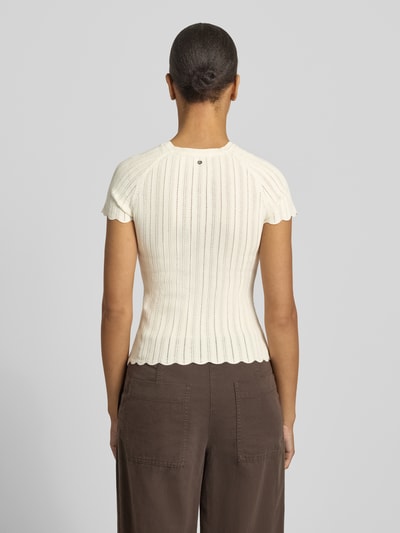 Frauenmodel trägt Slim Fit Strickpullover aus Viskose-Mix Modell 'FICE' von BOSS Orange, cremefarben, Strukturmuster, Ganzkörperansicht Rückansicht