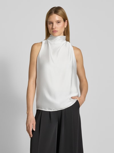 Frauenmodel trägt Blusentop aus Satin mit Raffungen von SWING, weiß glänzend, Stehkragen, Regular-Fit, Ganzkörperansicht von vorne. Rückenlänge bei Größe 36: 61 cm.