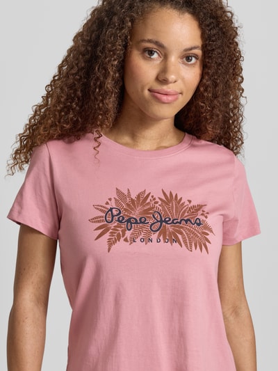 Vrouwenmodel draagt Boxy Fit T-shirt uit puur katoen model 'CRISTINA' van Pepe Jeans in effen kleuren, labelprint, motiefprint, jersey, ronde hals, korte mouw, materiaal: puur katoen, Nahaufnahme Oberkörper.