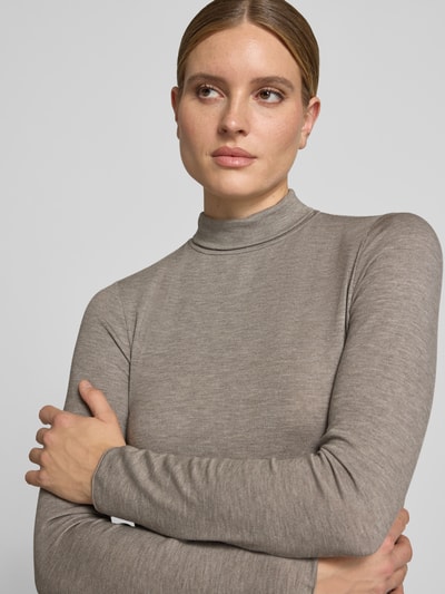 Frauenmodel trägt Longsleeve mit Rollkragen von someday in Taupe, Ripp-Struktur, Viskose-Mix mit Stretch, eng anliegend, Nahaufnahme Oberkörper.