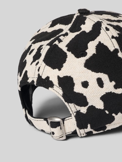 Produktfoto, Base Cap mit Viskose-Anteil Modell '9FORTY' von New Era im Material-Mix mit Allover-Animal-Print und Motiv-Stitching.