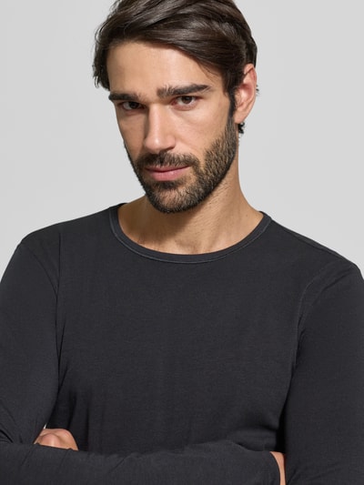 Männermodel trägt Longsleeve mit geripptem Rundhalsausschnitt von Schiesser, Baumwoll-Elasthan-Mix, Slim Fit, Nahaufnahme Oberkörper.