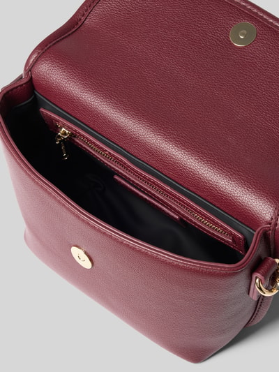 Produktfoto, Umhängetasche mit Label-Schriftzug Modell 'HAIL' von Valentino Bags im Farbton Dunkelrot mit goldfarbenen Details, strukturierte Lederoptik, Kontext Damen Umhängetasche von Valentino Bags
