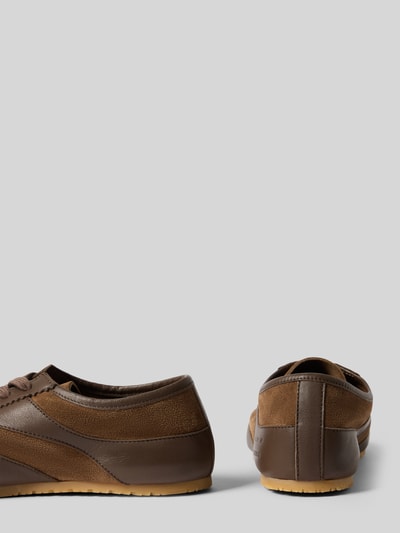 Produktfoto, Sneaker aus echtem Leder von Copenhagen in Braun mit Kontrastbesatz, strukturierter Sohle und Label-Prägung, Detailansicht Rückansicht, abgerundete Form, Schnürverschluss, Absatzhöhe 1 cm, Schafthöhe 7 cm, Schaftweite 10 cm.