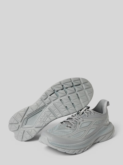 Produktfoto, Sneaker mit Label-Details und profilierter Sohle von HOKA in Grau, abgerundete Form, Schnürverschluss, Absatzhöhe 6 cm, Schafthöhe 8 cm, Schaftweite 5 cm, strukturierte Oberflächen und profilierte Sohle, Herren Sneaker