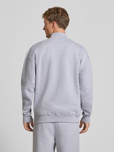 Męski model nosi Relaxed Fit Sweatshirt aus Baumwoll-Mix od PEGADOR, jasnoszary, ozdobne szwy, prążkowane wykończenia, długi rękaw, Kołnierz zapinany, mieszanka bawełny, Ganzkörperansicht Rückansicht, Długość tyłu w rozmiarze M: 72 cm, Długość rękawów w rozmiarze M: 65 cm.