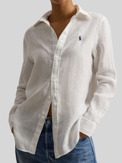 Kobiece model nosi Bluzka koszulowa z czystego lnu od Polo Ralph Lauren, luźny krój, kołnierzyk koszulowy, listwa guzikowa, wyhaftowane logo, długość tyłu w rozmiarze S: 70 cm, długość rękawów w rozmiarze S: 58 cm, biała, gładka faktura, widok z przodu z bliska na górną część ciała.