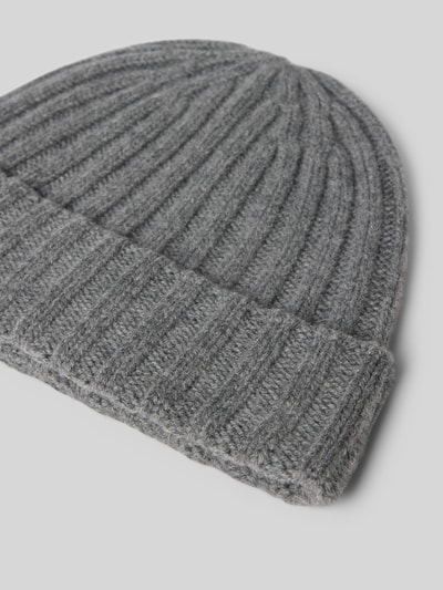 Produktfoto, Beanie in Strick-Optik von Christian Berg Men in Grau, breiter Umschlag, Zopfmuster und Ripp-Optik, weiche Textur