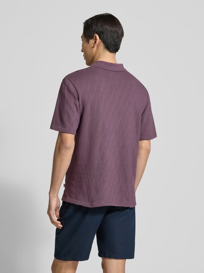 Männermodel trägt Regular Fit Poloshirt mit Knopfleiste Modell 'Gabriel' von Wood Wood aus Reine Baumwolle, Rückenlänge 70 cm bei Größe M, Ganzkörperansicht Rückansicht