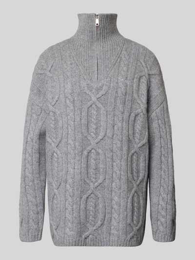 Produktfoto, Oversized Fit Strickpullover aus reiner Wolle mit Zopfmuster von Karo Kauer in Hellgrau, grobe Struktur, Troyer-Kragen