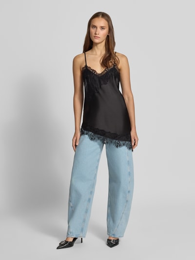 Frauenmodel trägt Regular Fit Blusentop mit Spitzenbesatz Modell 'INDONA' von ONLY, schwarzer Stoff mit Spitzenstruktur, Ganzkörperansicht von vorne, Damen Blusentop von ONLY.