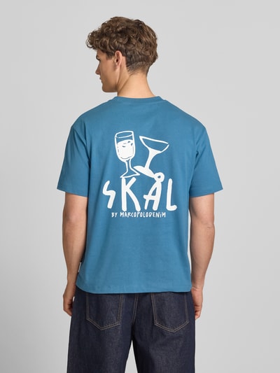 Männermodel trägt Relaxed Fit T-Shirt aus reiner Baumwolle von Marc O'Polo Denim, Optik: Unifarben, Label-Print, Ganzkörperansicht Rückansicht.