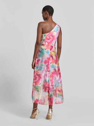 Frauenmodel trägt Cocktailkleid im One-Shoulder-Look von Adrianna Papell, bunter Allover-Blumenprint, flatternder Chiffon, Ganzkörperansicht Rückansicht.