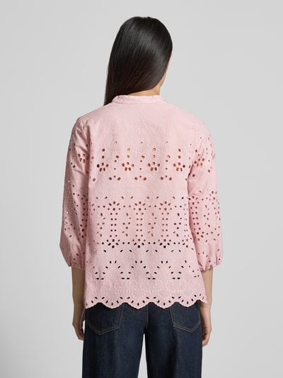Frauenmodel trägt Regular Fit Bluse mit Lochstickerei von More & More in Rosa aus Baumwoll-Mix, Rückenlänge 63 cm, Ganzkörperansicht Rückansicht.