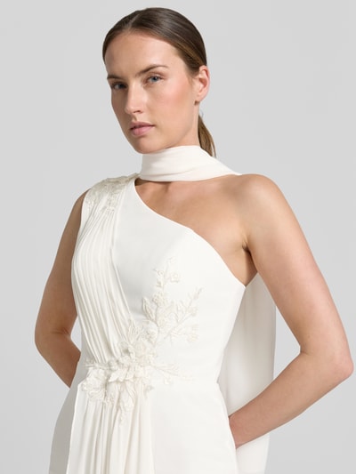 Vrouwenmodel draagt Maxikleid im One-Shoulder-Look van Unique in wit chiffon met recht model, stitchings, pailletten, parels, nahaufnahme bovenlichaam