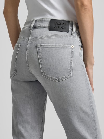 Kobieta nosi Flared Fit Jeans aus Baumwoll-Mix von Cambio, szary bawełniano-elastanowy materiał, 5-kieszeni, szerokość w rozmiarze 36: 38 cm, długość wewnętrzna nogawki: 83 cm, widok z tyłu zbliżenie na biodra