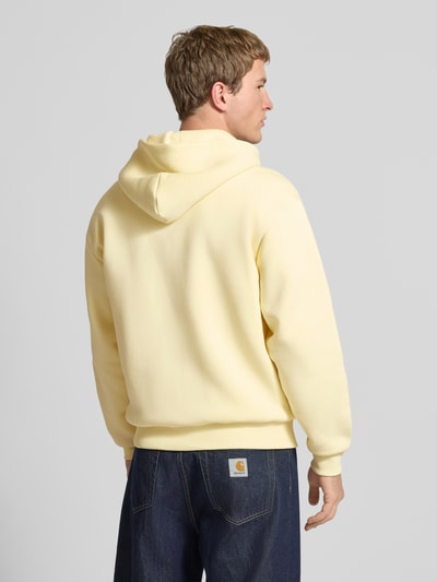 Männermodel trägt Regular Fit Sweatjacke mit Reißverschluss von Review, Baumwoll-Mix, Kapuze, Logo-Print, Rückenlänge 70 cm, Ganzkörperansicht Rückansicht