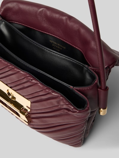 Produktfoto, Crossbody Bag aus echtem Leder von Victoria Beckham, dunkles Weinrot, geteiltes Hauptfach, goldener Magnetverschluss, gefaltete Textur