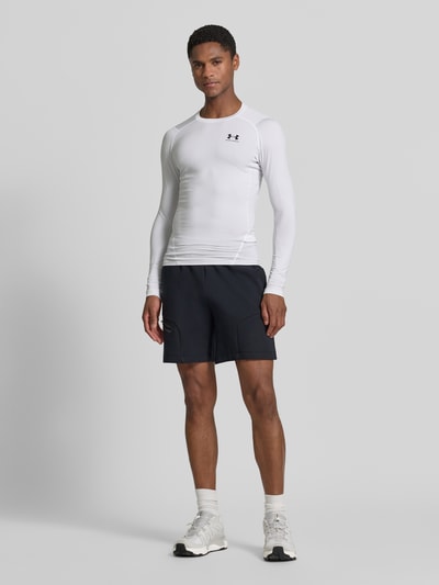 Mężczyzna model nosi szorty z Reißverschlusstasche od Under Armour, mieszanka bawełny, krój regular fit, logo, elastyczny pas, szerokość w rozmiarze M: 39 cm, długość wewnętrzna nogawki w rozmiarze M: 18 cm, widok całej sylwetki z przodu