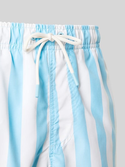 Produktfoto, Badehose mit Gesäßtasche und elastischem Bund von Shiwi in Blau-Weiß mit Tunnelzug und Allover-Streifenmuster, Detailaufnahme.