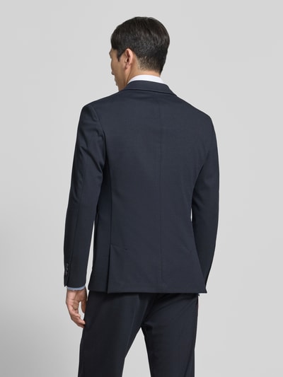 Męski model nosi Slim Fit Sakko mit Reverskragen Modell 'BERTUE' von CINQUE, krój slim fit, dwurzędowy, granatowy, nałożone kieszenie, tekstura gładka, długość pleców w rozmiarze 50: 73 cm, szerokość ramion w rozmiarze 50: 43 cm, długość rękawa w rozmiarze 50: 62 cm, całkowity widok z tyłu