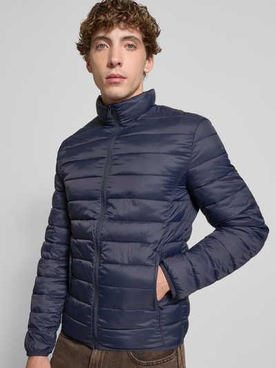 Only & Sons Kurtka pikowana o kroju regular fit z kieszeniami zapinanymi na zamek błyskawiczny model ‘GAVIN’ Ciemnoniebieski 3