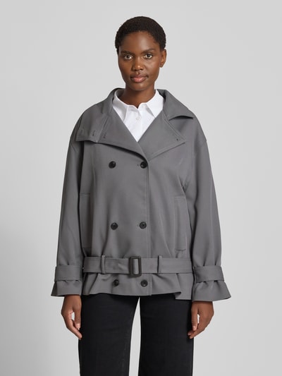 Frauenmodel trägt Jacke mit Stehkragen Modell 'DARIO' von MANGO in Grau, Material-Mix mit Viskose, Doppelknopfreihe, Gürtel, Ganzkörperansicht von vorne.