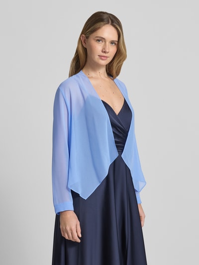 Modelka kobieca nosi Jacke aus Chiffon in offener Passform od Vera Mont, jasnoniebieski, półprzezroczysty, zwiewny materiał, długość pleców w rozmiarze 36: 46 cm, widok na górną część ciała z przodu.