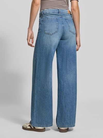Vrouwenmodel draagt Wide Fit Jeans uit puur katoen van zero, 5-pocketmodel in blauw, knoop- en ritssluiting, ganzekörperaanzicht achteraan, Bandwijdte maat 36: 40 cm, Binnenbeenlengte maat 36: 80 cm.
