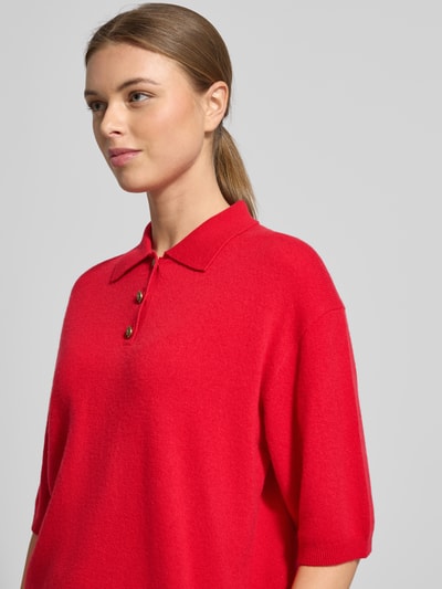 Modelka kobieca nosi Strickshirt aus Wolle-Kaschmir-Mix mit Polokragen von LUISA CERANO w kolorze czerwonym, krój relaxed fit, mieszanka wełny i kaszmiru, kołnierzyk polo, listwa guzikowa, długość tyłu w rozmiarze 36: 56 cm, długość rękawów w rozmiarze 36: 30 cm, zbliżenie na górną część ciała.