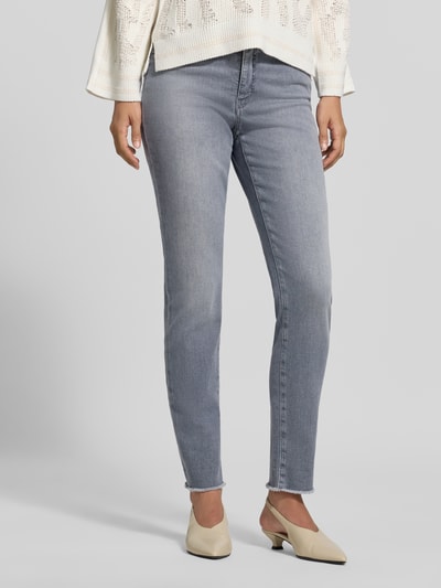 Frauenmodel trägt High Waist Slim Fit Jeans mit Label-Patch von MARC CAIN, light wash, 5-Pocket, Denim, Ganzkörperansicht von vorne.