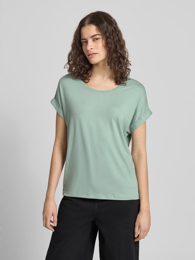 Frauenmodel trägt Regular Fit T-Shirt aus Viskose-Mix Modell 'MOSTER' von Only, unifarben, Rundhals, Feinripp, Nahaufnahme Oberkörper.