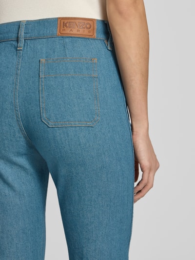 Frauenmodel trägt Flared Fit Jeans mit Leinen-Anteil von KENZO in hellblauem Baumwoll-Leinen-Mix mit Label-Stitching, Nahaufnahme Rückansicht.