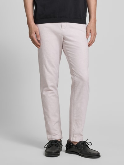 Männermodel trägt Straight Leg Hose aus Leinen-Baumwoll-Mix von Tom Tailor Denim, Optik: Unifarben, seitliche Eingrifftaschen, Ganzkörperansicht von vorne.