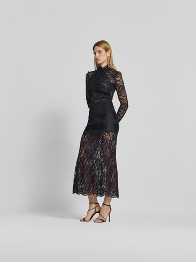 Frauenmodel trägt Slim Fit Bluse aus Spitze von Rabanne in Schwarz mit Stehkragen und langärmeligem Design, Ganzkörperansicht von vorne.