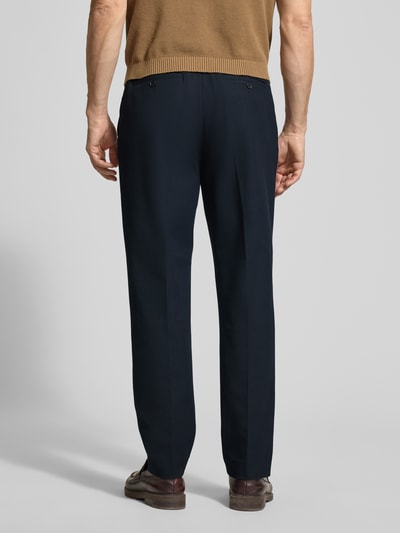 Männermodel trägt Regular Fit Chino mit Viskose-Anteil von Selected Homme in Dunkelblau, Twill, Optik: Unifarben. Ganzkörperansicht Rückansicht.